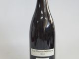 une bouteille de vin posée sur une table