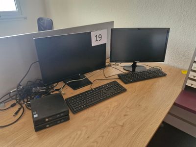 deux écrans d'ordinateur et un clavier sur un bureau