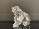 figurine en cristal représentant un ours assis sur une surface noire