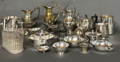 beaucoup d'objets en argent posés sur une table
