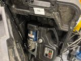 une photo d'une voiture laissée dans le garage
