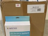 une boîte en carton contenant un certain nombre d'objets