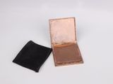 une image représentant un petit étui compact avec une pochette en velours noir