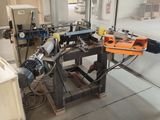 une image d'une machine qui travaille sur un morceau de bois