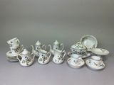 une image d'un groupe de plats, de tasses et de soucoupes en porcelaine