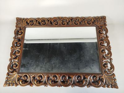 Miroir mural de forme rectangulaire, dans un encadrement en …