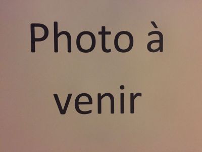 une affiche sur le mur indiquant « photo à venir »