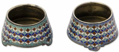 une paire de vases bleus et blancs ornés de motifs géométriques