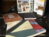 de nombreux livres posés sur une table