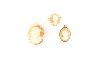 trois bijoux posés sur une surface blanche, sur fond blanc