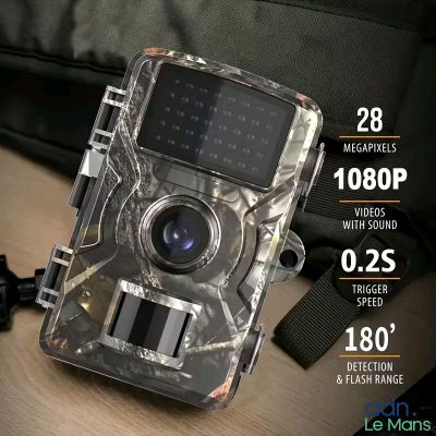 une photo d'un appareil photo posé sur une table