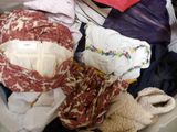 une pile de vêtements posée sur une table