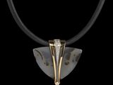 une image représentant un collier orné d'un pendentif blanc et doré sur fond noir