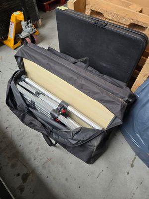 une valise et un trépied posés par terre