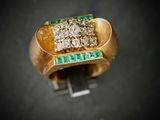 une bague en or sertie de diamants et d'émeraudes