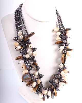 gros plan d'un collier sur un présentoir pour mannequin