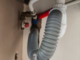un tuyau raccordé à un lavabo dans une salle de bains