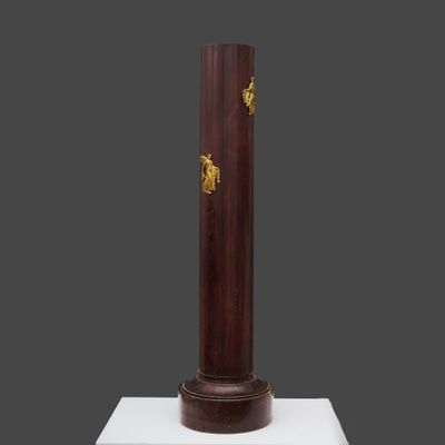 une image représentant un socle en bois surmonté d'une horloge