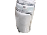 une pile de papier toilette emballée dans des sacs en plastique