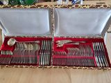 une boîte contenant de l'argenterie, posée sur une table