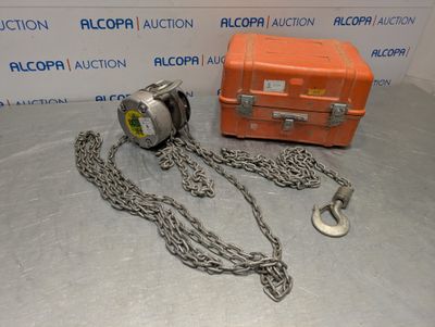 un gros plan d'une chaîne et d'une boîte à outils posées sur une table