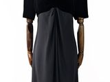 le dos d'une robe sur un mannequin mannequin mannequin mannequin mannequin mannequin mannequin mannequin mann