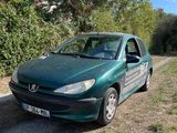 une petite voiture verte garée sur le bord de la route