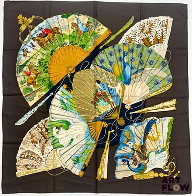 un foulard carré orné d'un motif représentant un papillon