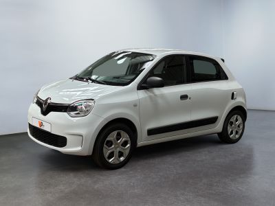 la petite voiture blanche est garée dans une grande pièce