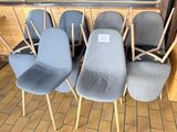 Plusieurs chaises sont alignées en rang devant une fenêtre.