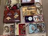 une boîte pleine d'objets assortis qui se trouvent dans la boîte