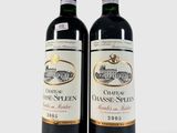 deux bouteilles de vin posées l'une à côté de l'autre sur une table