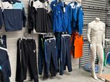 une vitrine de vêtements dans un magasin de sport, avec des mannequins