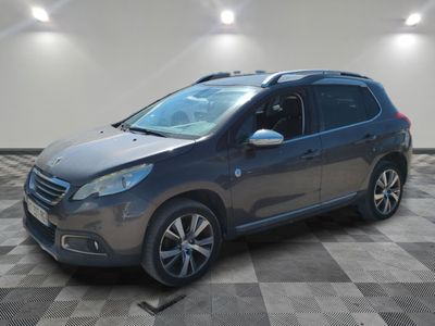la voiture grise est garée sur un sol en damier dans le garage