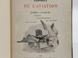 un livre ouvert sur lequel est dessiné un avion