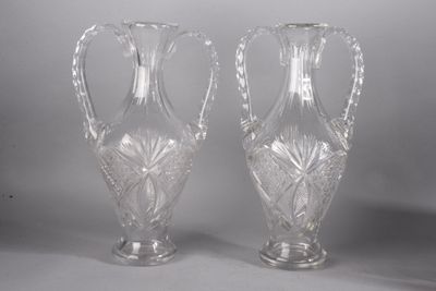 une paire de vases en verre transparent posés l'un à côté de l'autre sur une table