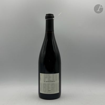 une photo d'une bouteille de vin posée sur une table