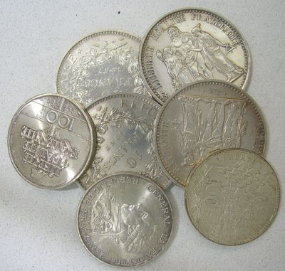un lot de pièces de monnaie posées sur une table
