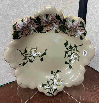 une assiette avec des fleurs posée sur une table