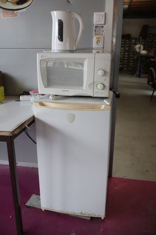 Four micro-onde, bouilloire et réfrigérateur top Daewoo