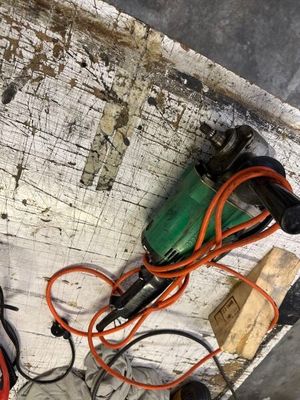 une paire de chaussures posée sur une boîte