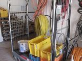 de nombreux types de tuyaux posés sur un chariot dans un garage