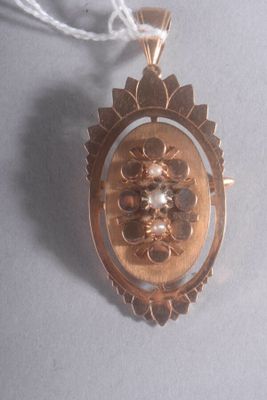 un pendentif en or orné d'un lion