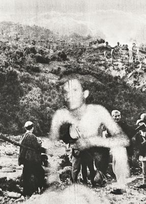 Photographie en noir et blanc d'un groupe d'hommes roulant à moto sur un chemin de terre