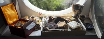 une petite fenêtre dans un coin d'une pièce où se trouvent de nombreux objets