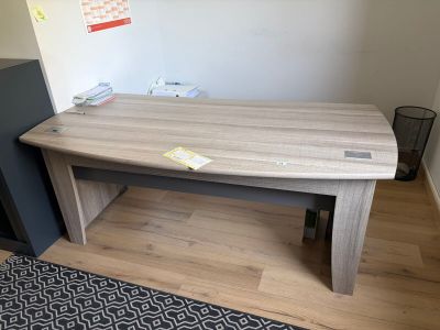 un bureau avec un ordinateur dans une pièce