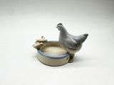 un oiseau perché sur un bol