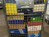un chariot métallique sur lequel sont empilées de nombreuses boîtes