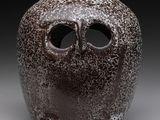 l'image d'un vase brun posé sur une table