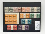 une série de timbres exposés dans un cadre noir